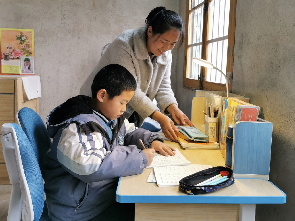 同德会启动“爱心书桌计划”，为学习环境较差的乡村儿童改善居家学习条件
